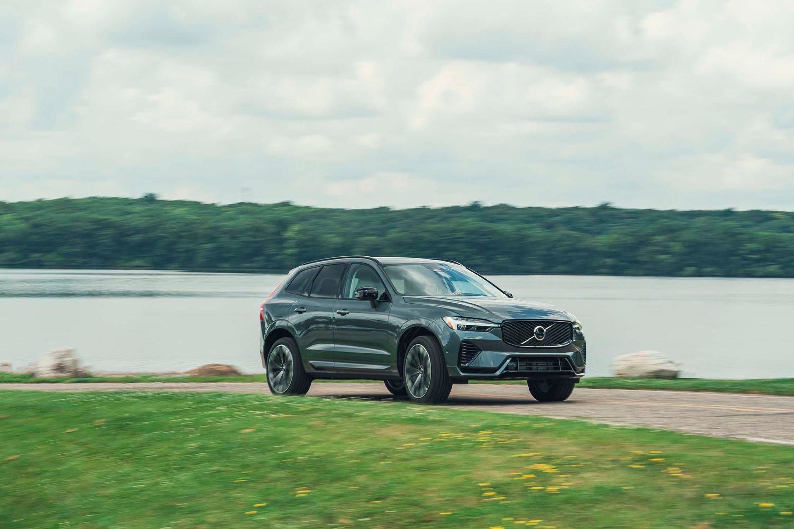 Volvo XC60 T8 China 2026 — экстерьер, driving front 3q, рынок North America/editorial reference for China T8