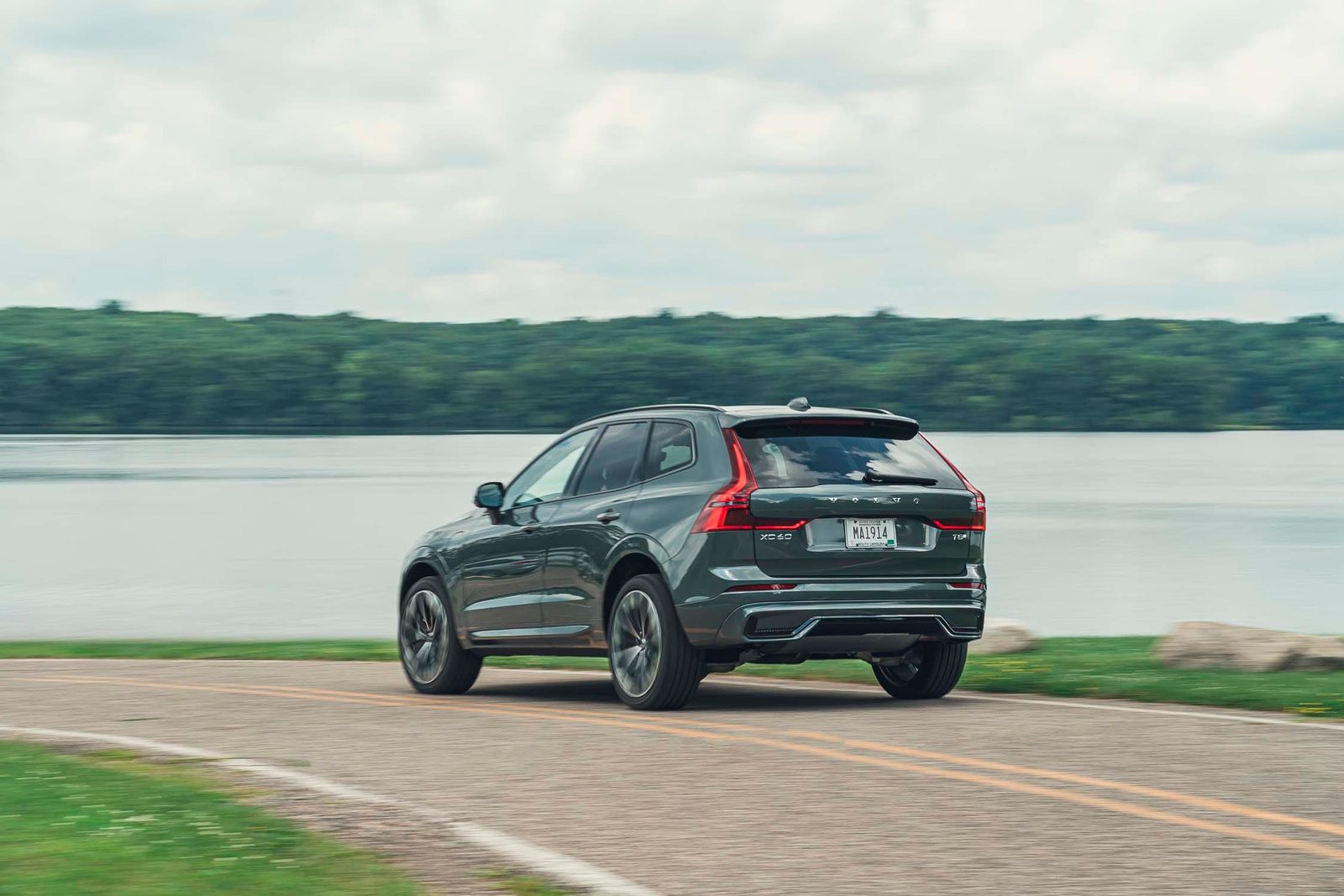 Volvo XC60 T8 China 2026 — экстерьер, вид сзади 3/4, рынок North America/editorial reference for China T8