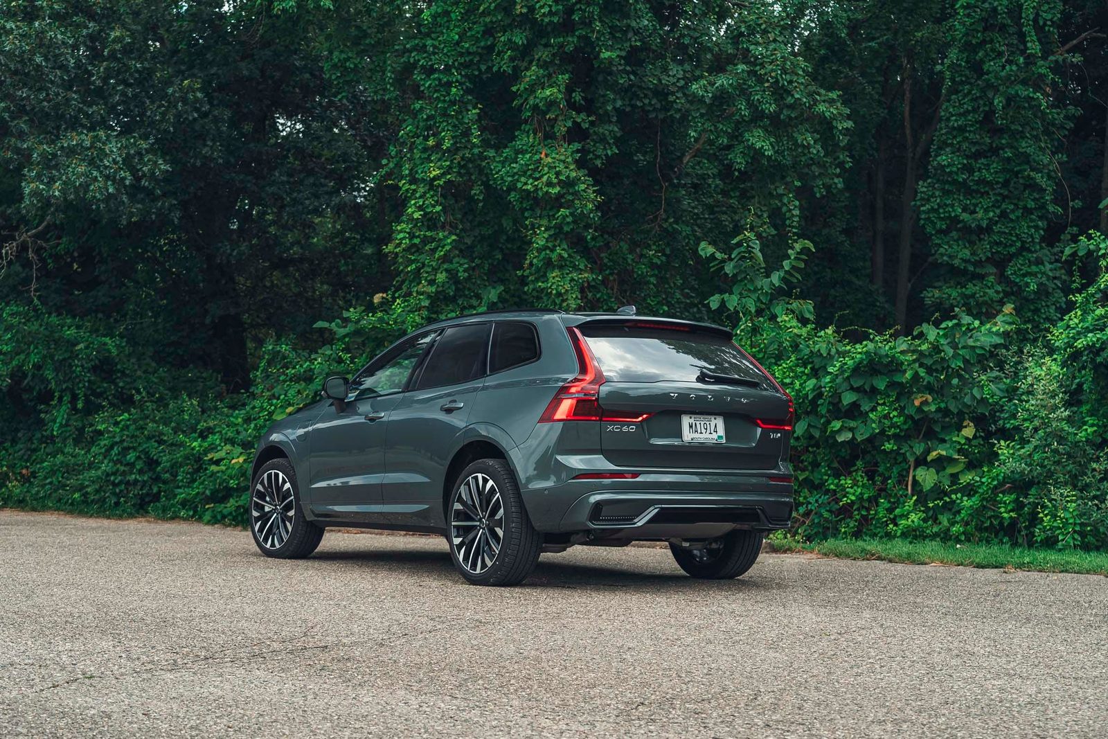 Volvo XC60 T8 China 2026 — экстерьер, rear 3q static, рынок North America/editorial reference for China T8