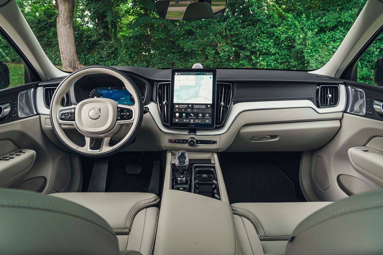 Volvo XC60 T8 China 2026 — главное фото модели, интерьер, передняя панель, рынок North America/editorial reference for China T8