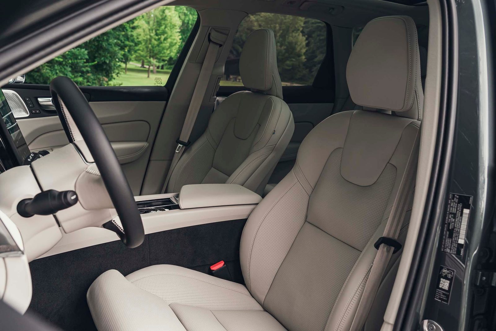 Volvo XC60 T8 China 2026 — интерьер, передние сиденья, рынок North America/editorial reference for China T8