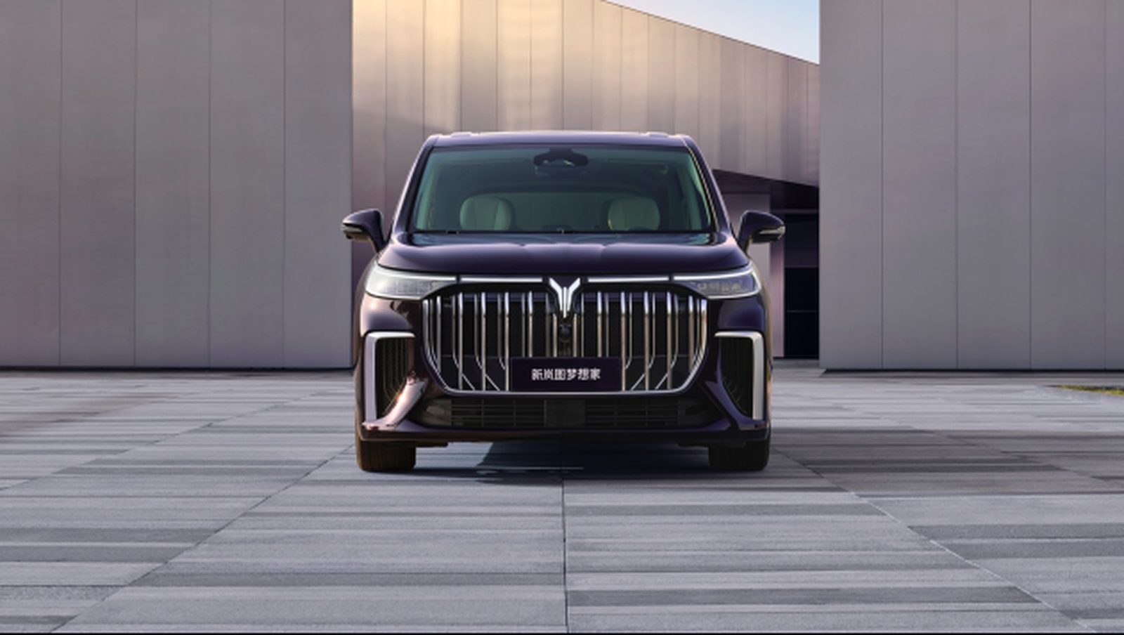 Voyah Dream EV 2025 — экстерьер, front head on, рынок CN