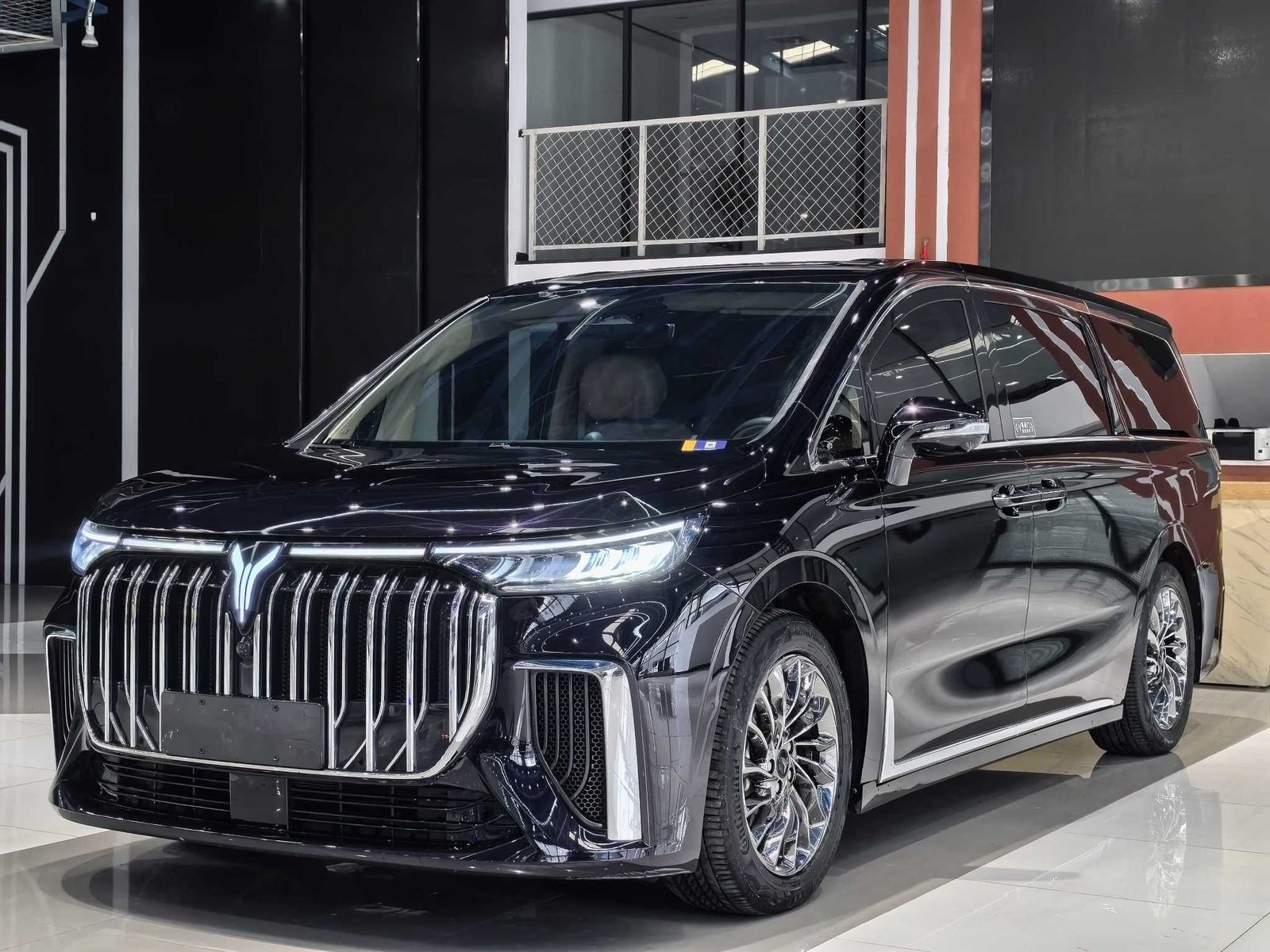 Voyah Dream PHEV 2026 — экстерьер, вид спереди 3/4, рынок internal_mvp