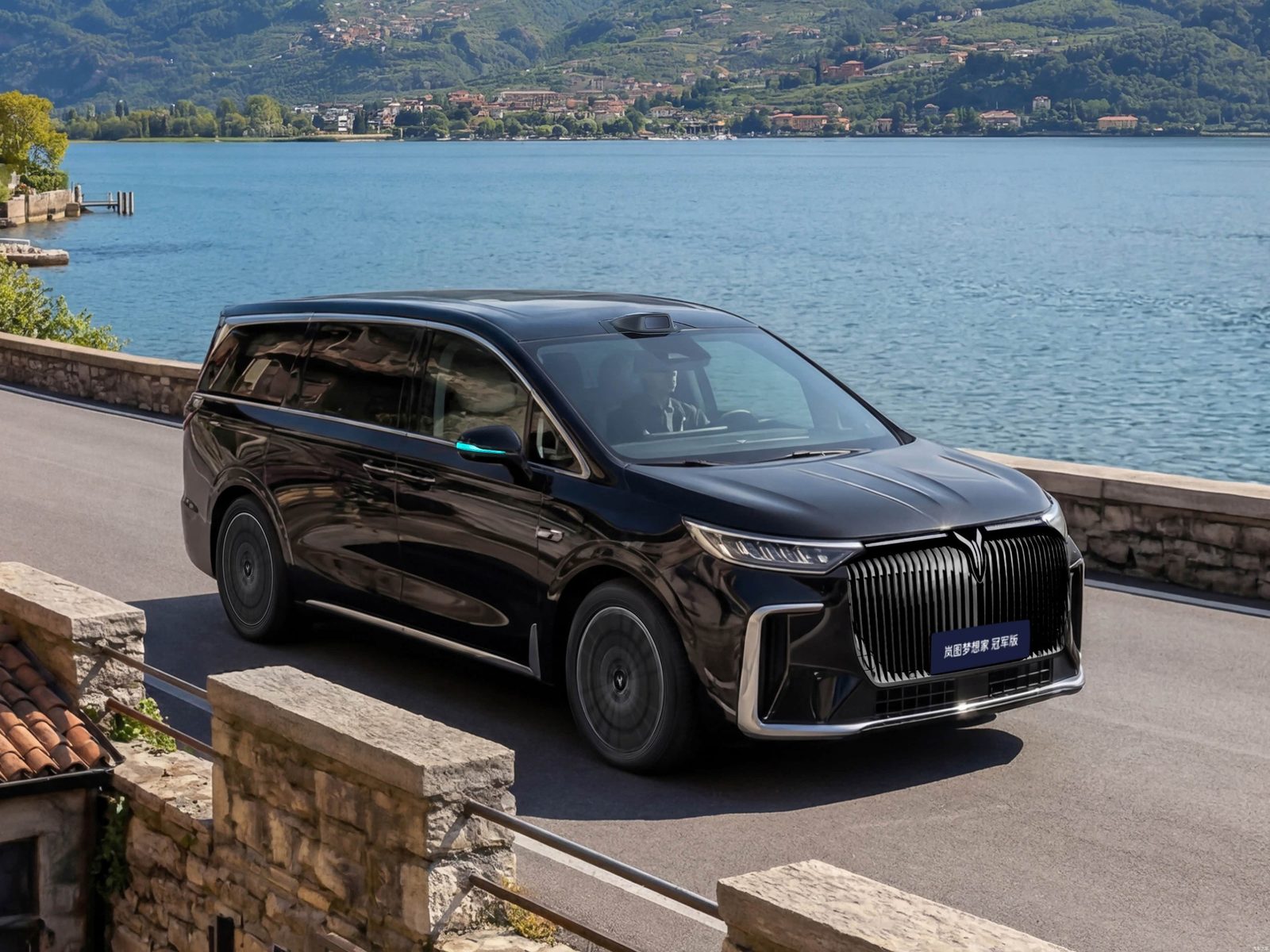 Voyah Dreamer 9 EV — главное фото модели, экстерьер, front 3q lakeside, рынок China pre-sale; Dreamer 9 EV/PHEV shared body and cabin