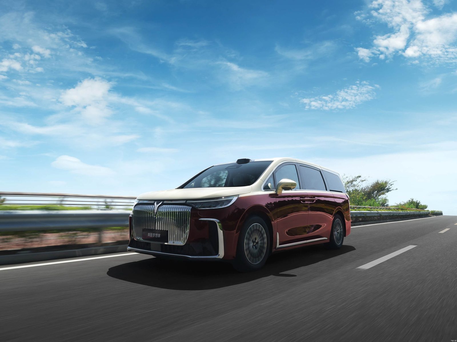 Voyah Dreamer 9 EV — экстерьер, front 3q road, рынок China pre-sale; Dreamer 9 EV/PHEV shared body and cabin