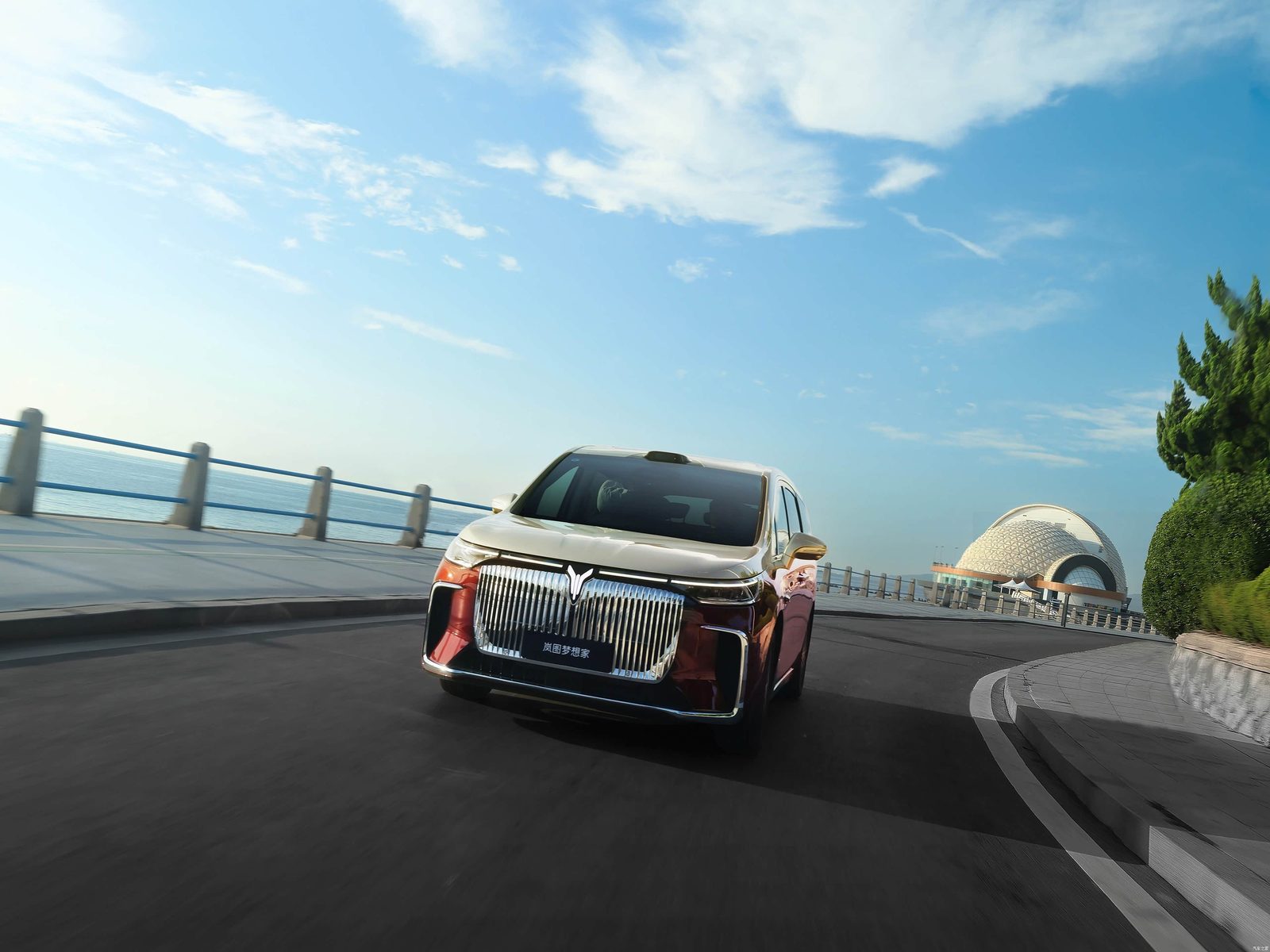 Voyah Dreamer 9 PHEV — экстерьер, front 3q road low, рынок China pre-sale; Dreamer 9 EV/PHEV shared body and cabin