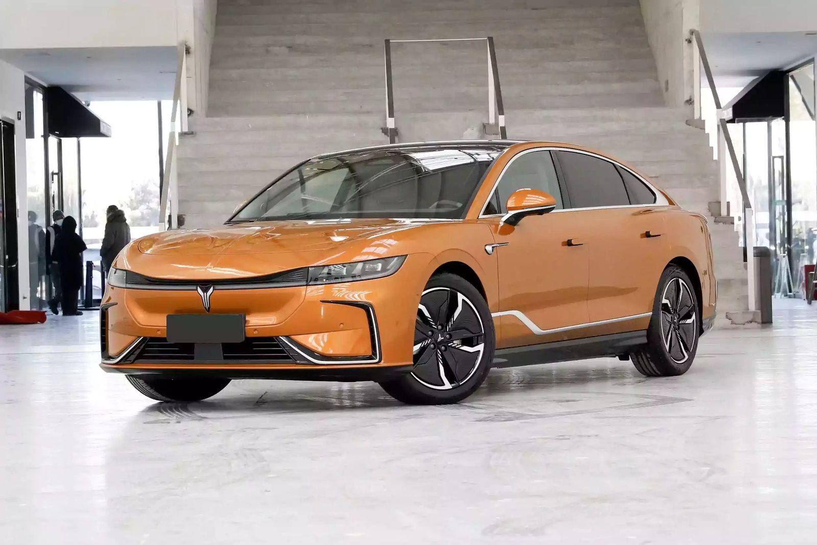Voyah Passion EV 2025 — экстерьер, front three quarter orange, рынок CN
