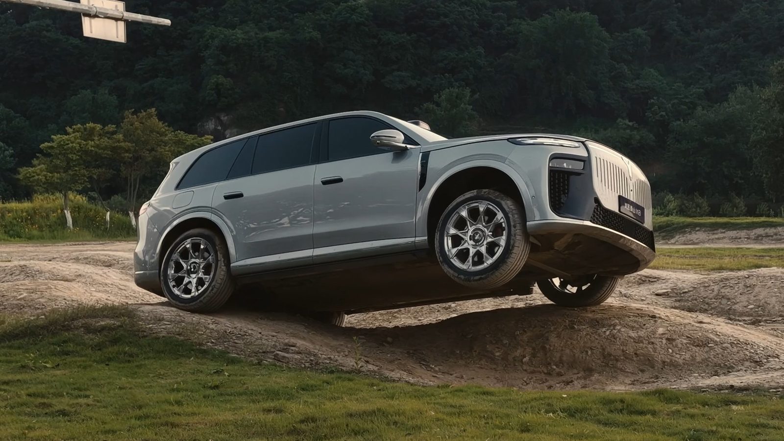 Voyah Taishan EV 2026 — экстерьер, front 3q offroad, рынок China