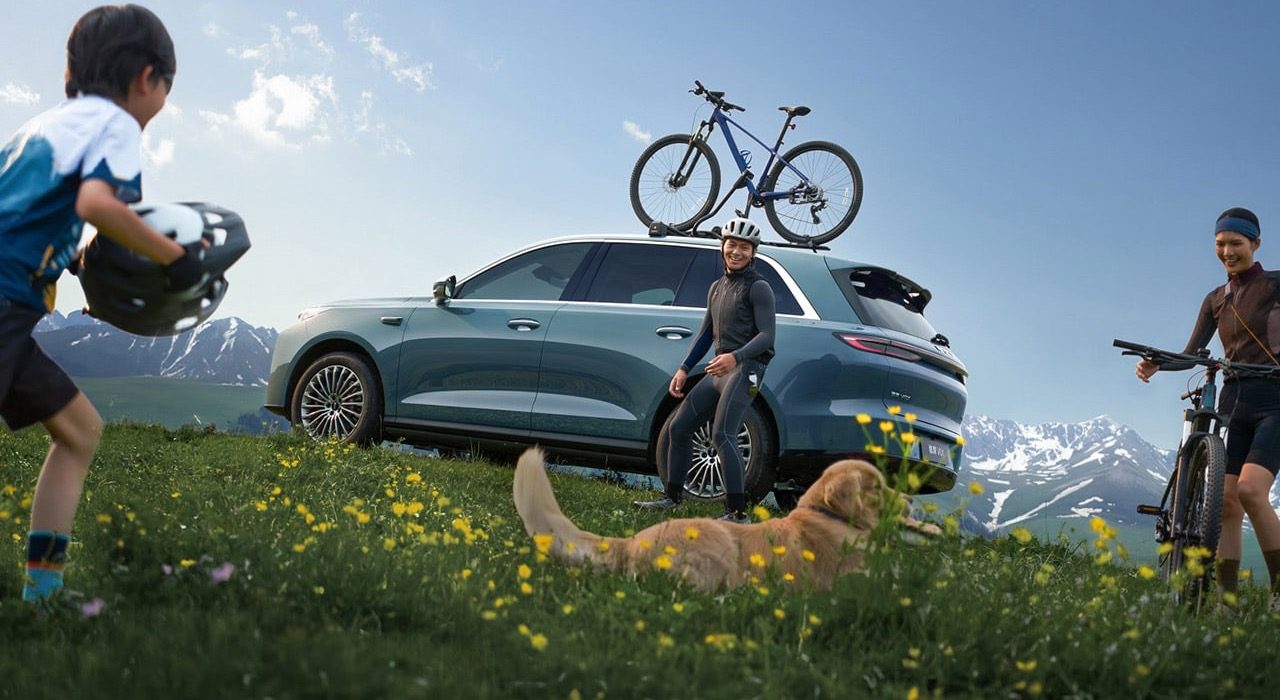 Wey V8X PHEV 2026 — экстерьер, rear side bike rack detail, рынок China pre-order reference