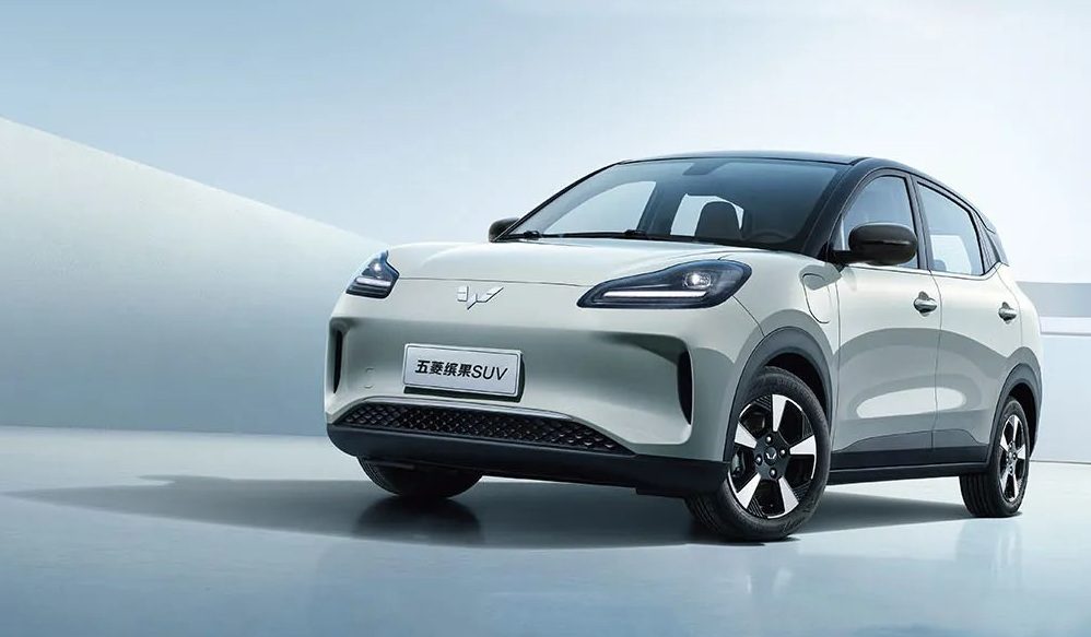 Wuling Bingo 2023 — экстерьер, front 3q lifestyle, рынок internal_mvp