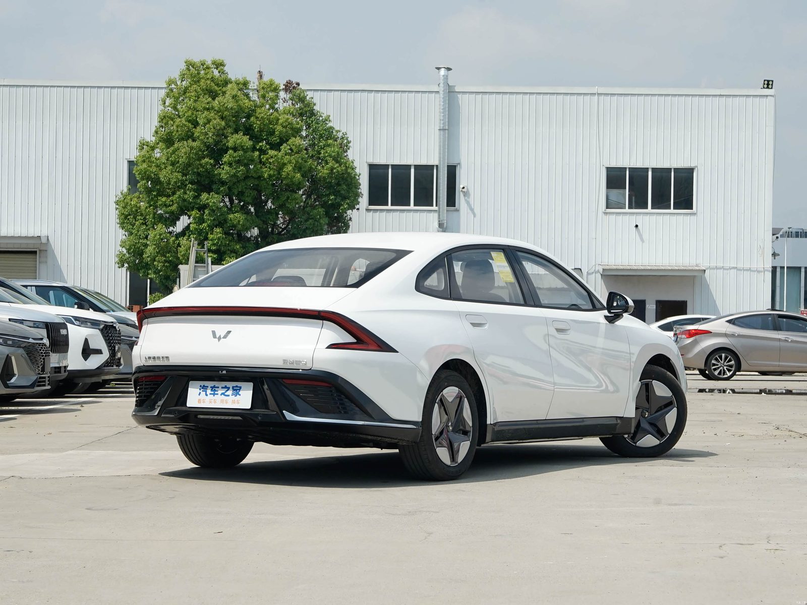 Wuling E5 2024 — экстерьер, вид сзади 3/4, рынок China
