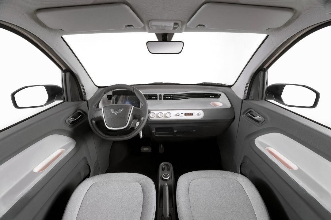 Wuling Hongguang Mini EV 2026 — главное фото модели, интерьер, dashboard wide, рынок export/vietnam