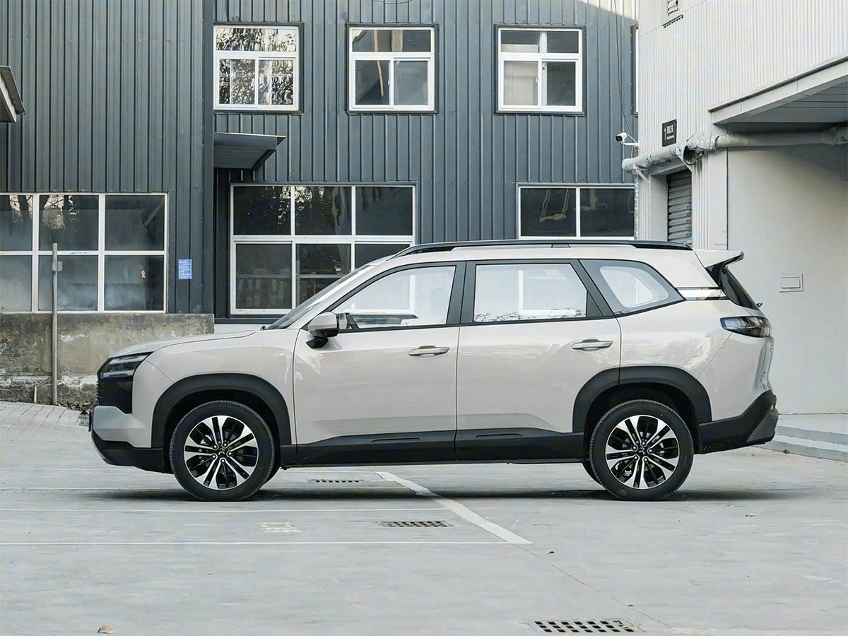 Wuling Starlight 560 EV 2026 — экстерьер, вид сбоку, рынок China/export_reference