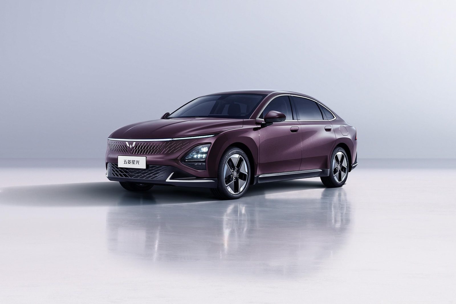 Wuling Starlight PHEV 2023 — главное фото модели, экстерьер, вид спереди 3/4, рынок internal_mvp