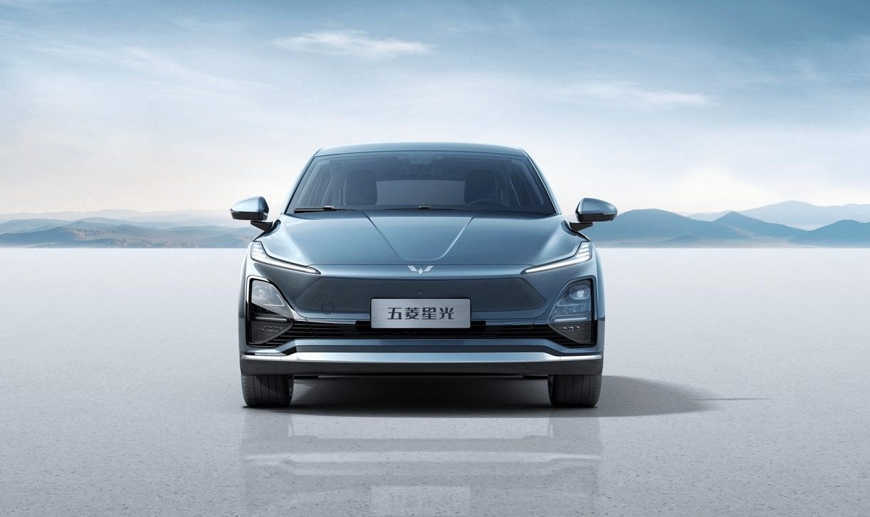 Wuling Starlight PHEV 2023 — экстерьер, вид сзади 3/4