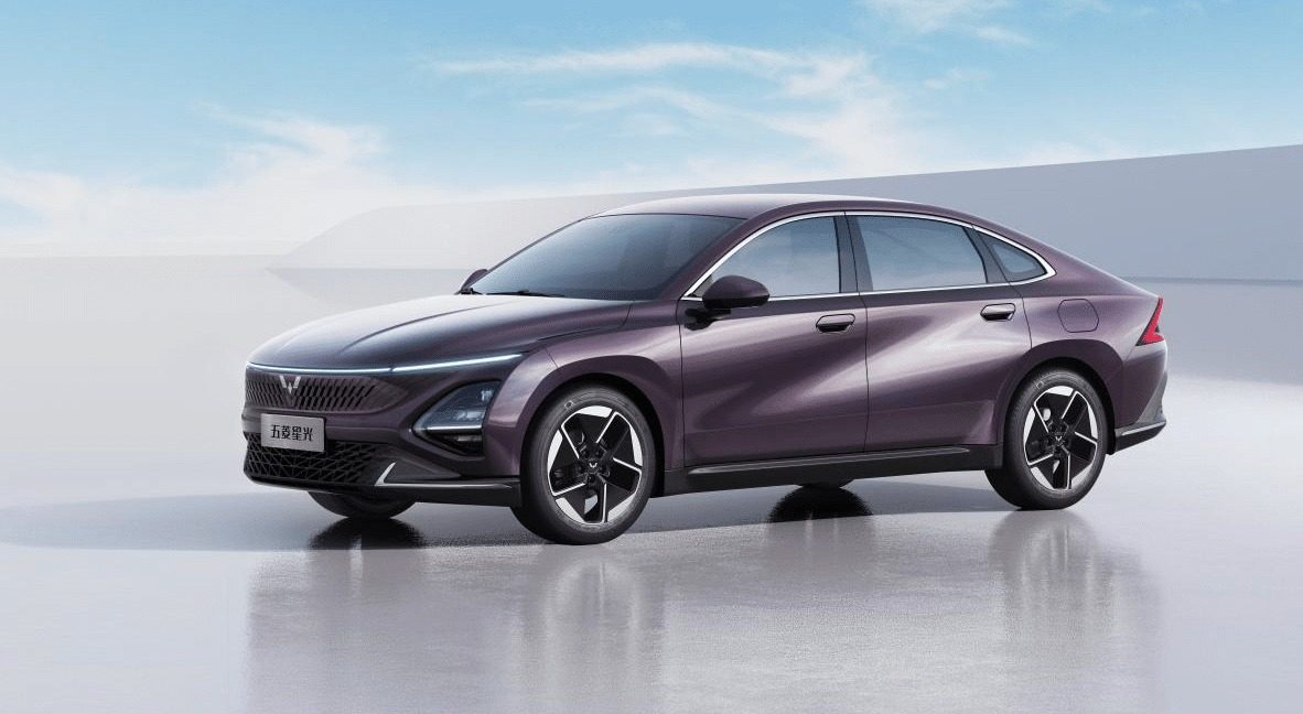 Wuling Starlight PHEV 2023 — экстерьер, вид спереди 3/4
