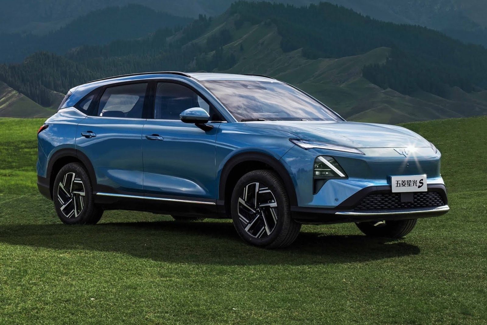 Wuling Starlight S EV 2024 — главное фото модели, экстерьер, вид спереди 3/4, рынок internal_mvp