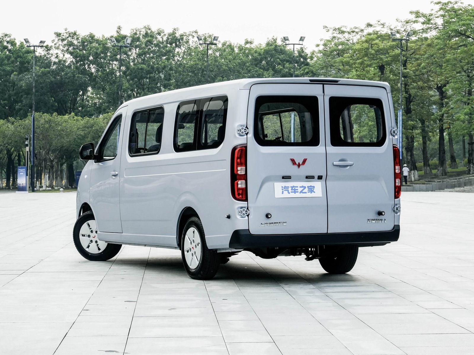 Wuling Yangguang L EV 2026 — экстерьер, вид сзади 3/4, рынок China