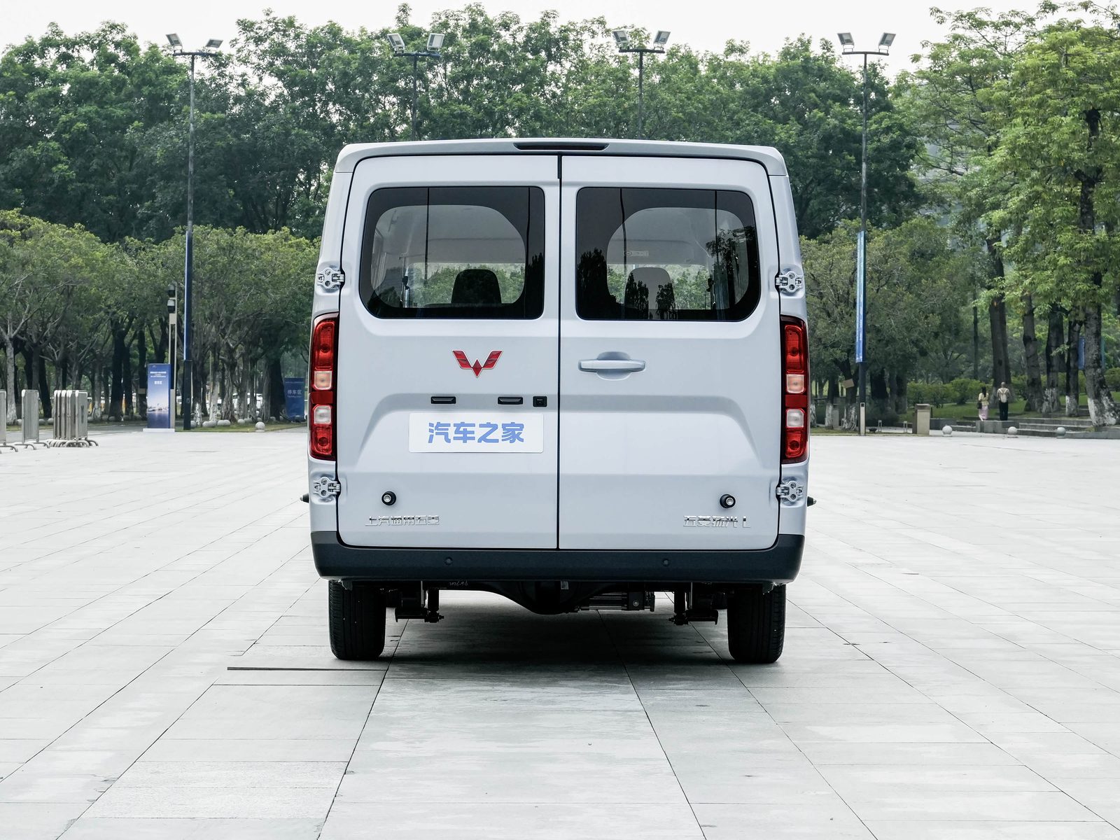 Wuling Yangguang L EV 2026 — экстерьер, вид сзади, рынок China