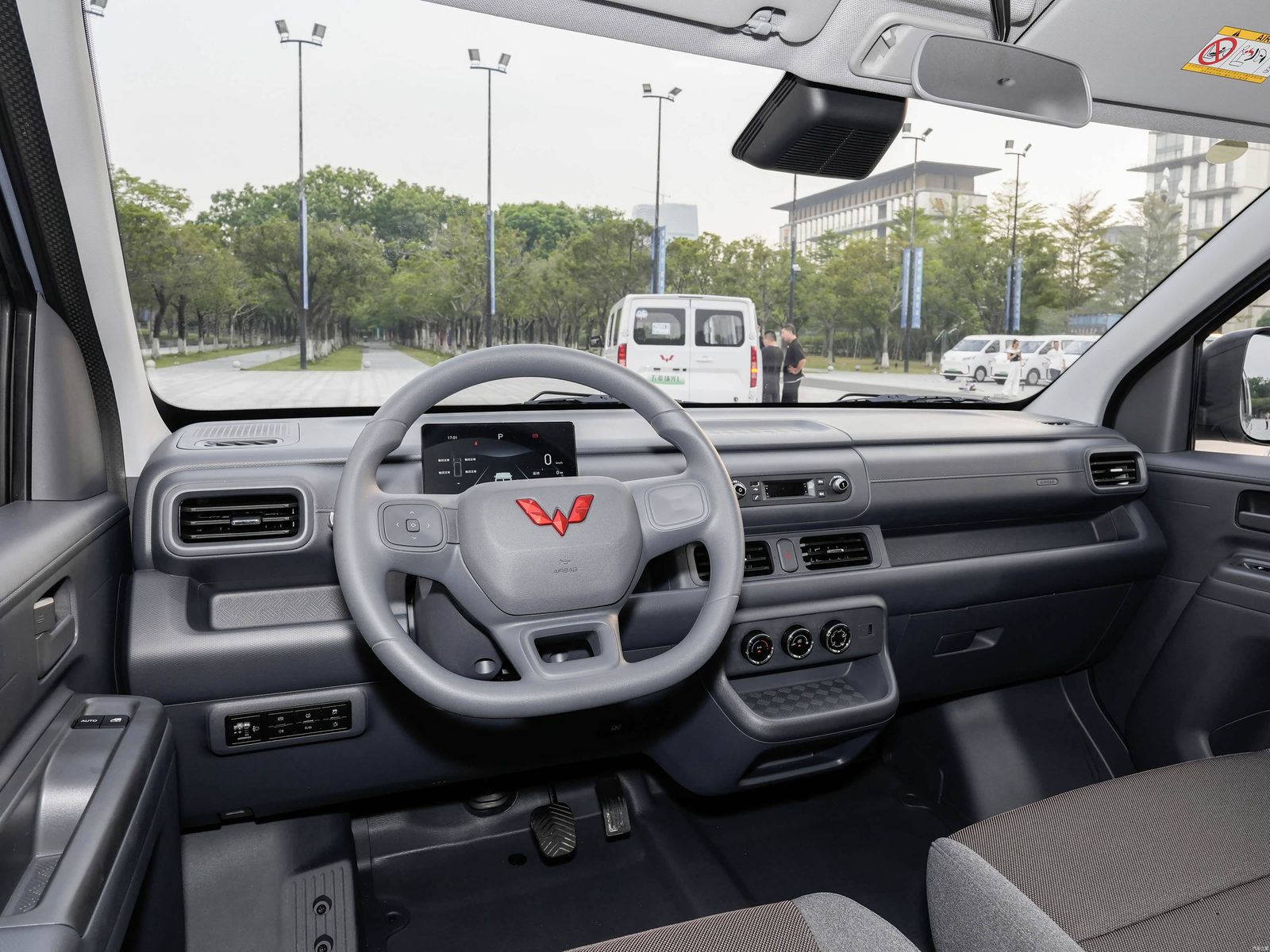 Wuling Yangguang L EV 2026 — интерьер, dashboard passenger angle, рынок China