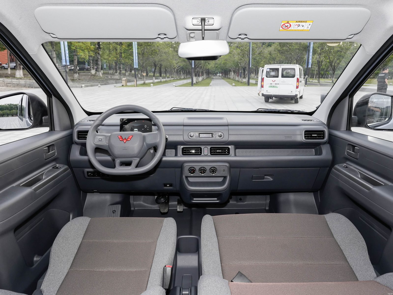 Wuling Yangguang L EV 2026 — главное фото модели, интерьер, передняя панель, рынок China