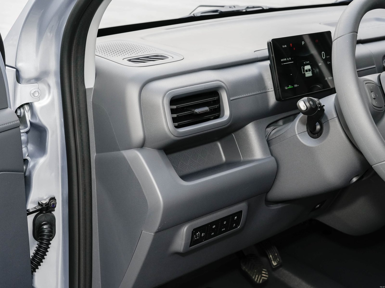 Wuling Yangguang L EV 2026 — интерьер, driver controls, рынок China