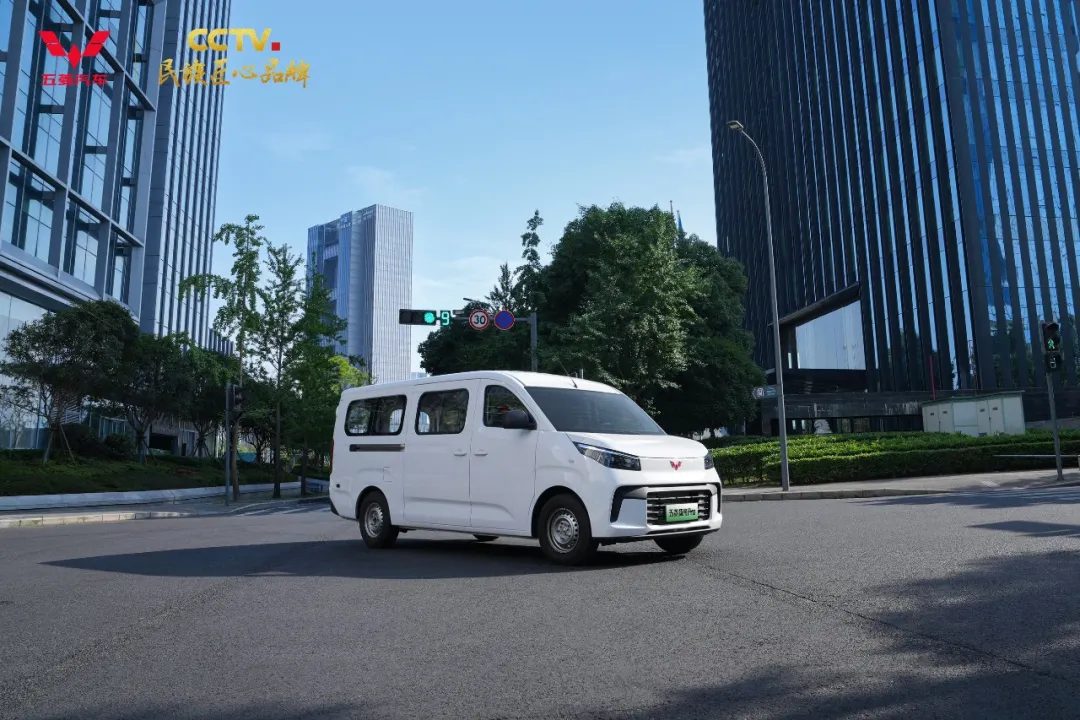Wuling Yangguang Pro EREV — главное фото модели, экстерьер, вид спереди 3/4, рынок China