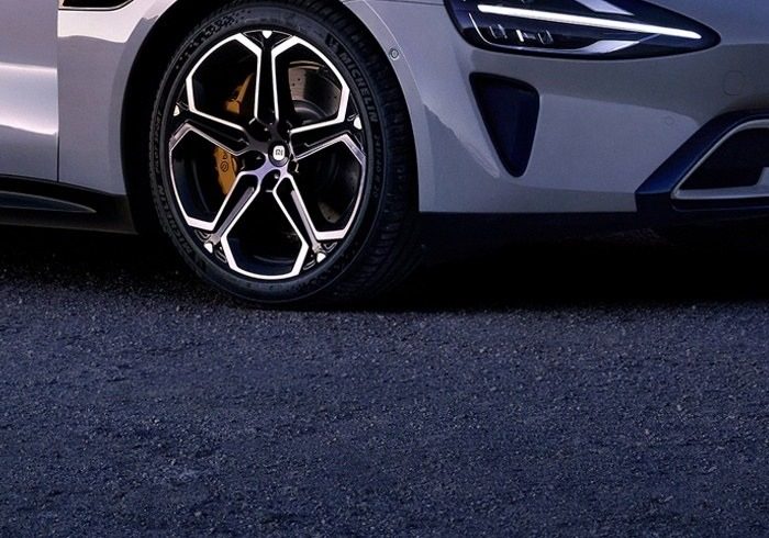 Xiaomi SU7 2026 — экстерьер, front wheel side detail, цвет Gulf Blue, рынок internal_mvp