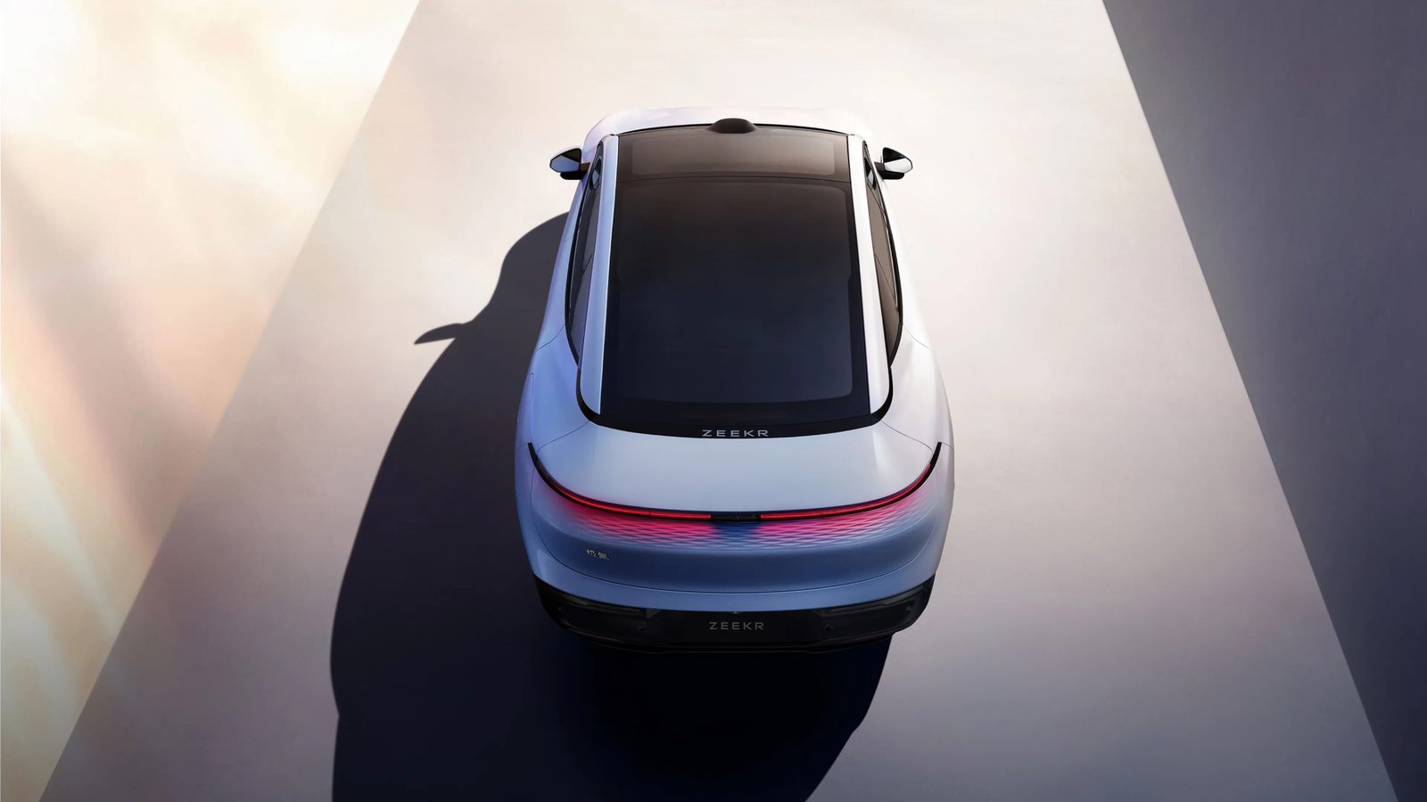 Zeekr 007 2025 — экстерьер, top rear 3q, рынок Global / official