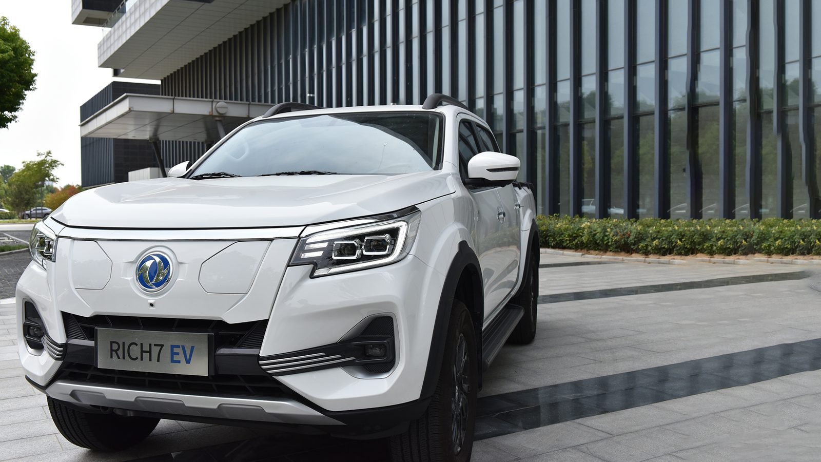 Zhengzhou Nissan Pickup Rich 7EV 2025 — экстерьер, вид спереди 3/4, рынок export