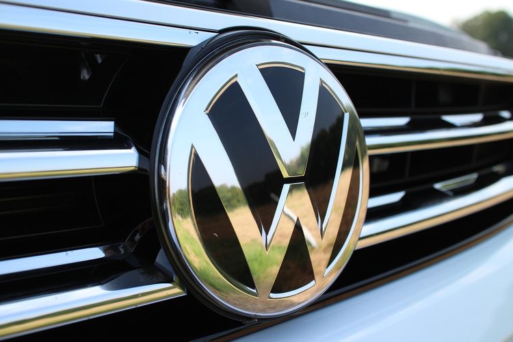 Volkswagen in talks with Chinese partner on Spanish battery plant, trade outlet reports