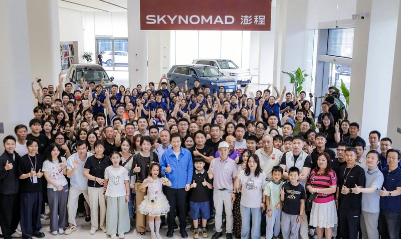Xiaomi Skynomad EREV SUV begins deliveries in China, CEO Lei Jun hands over keys to owners