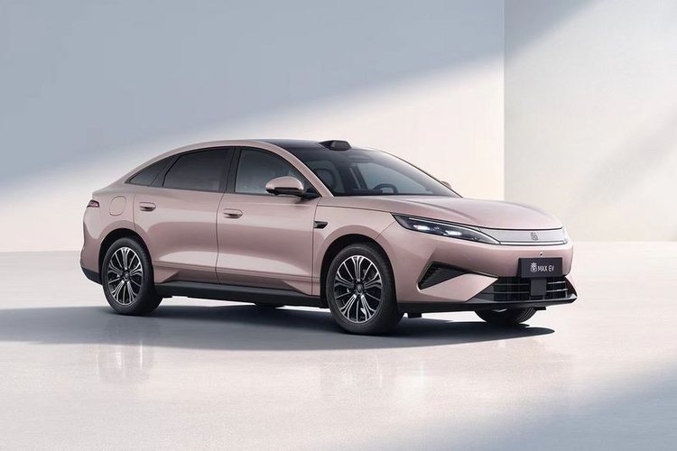 Новости / Новинки Анонсирован седан BYD Qin Max – самый крупный в семействе Как водится у BYD, новую четырехдверку предложат с гибридной или электрической установками. Старт продаж намечен на август. 14 0 0 23.07.2026