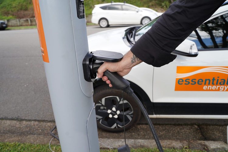 ICE vehicle owners more concerned with fuel prices than EV owners are with range and charging, motoring group says