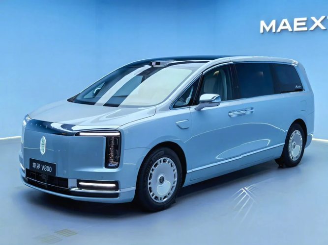 Huawei’s Maextro takes on Toyota Alphard with 1 million yuan V800 MPV