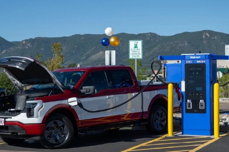 Walmart’s fast-charging network reaches 100 locations