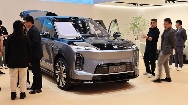 Nio, Li Auto clash over future of extended-range EVs