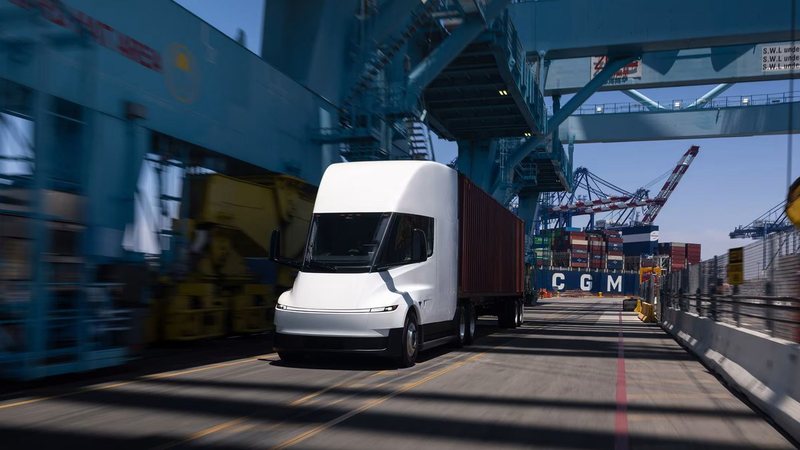 Tesla начала поставки электрических грузовиков Semi