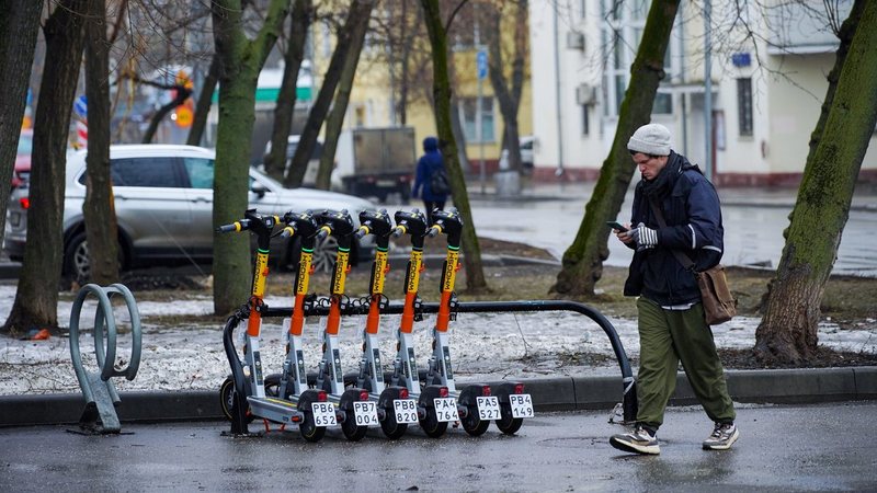 Власти Москвы планируют разрешить круглогодичный прокат электросамокатов