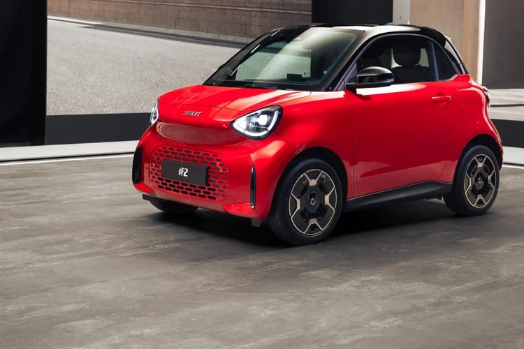 Smart celebrates the return of the two-seater as the #2