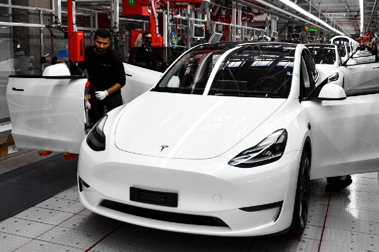 Tesla recalls 20,000 EVs over headlight glare