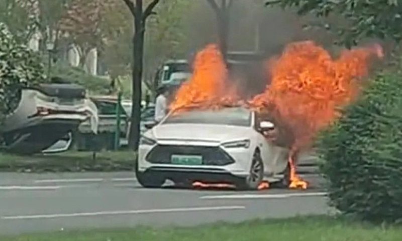 BYD Qin Plus DM-i destroyed after three-car crash in Chengdu, investigation underway