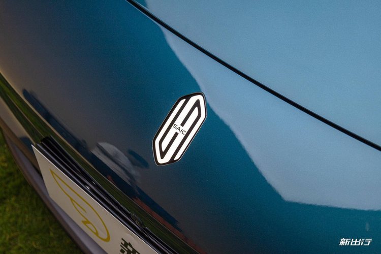 新闻 2026-09-24 下一款车型为中大型家用 SUV 上汽集团与华为终端再次深化协同 日前，我们从官方渠道获悉，上汽集团与华为终端将进一步深化在尚界品牌上的协同合作。双方将以更紧密的站位、更主动的姿态，在保持现有合作模式不变的前提下，持续加大资源 阿迪同学 1 6