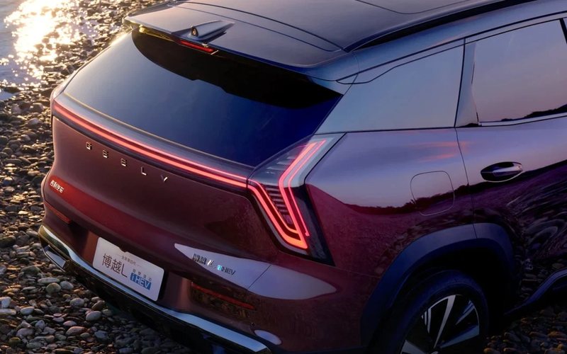 Новый Geely Atlas почти не тратит топливо: секрет гибрида i–HEV