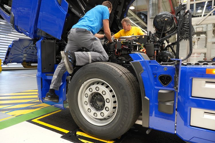MAN starts series production of MCS-ready electric trucks