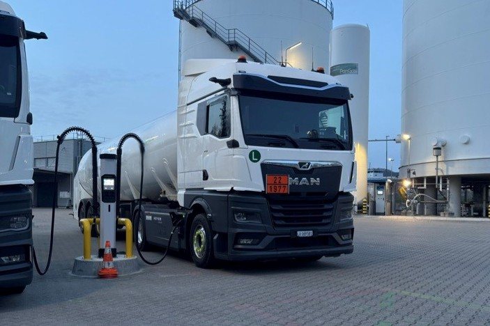 Hoyer Group deploys four electric trucks in Switzerland