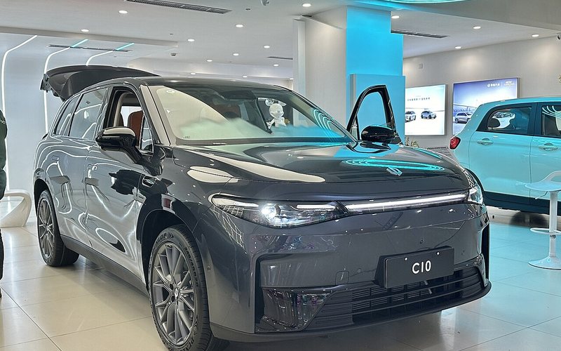 零跑D99上市 售24.98万元起